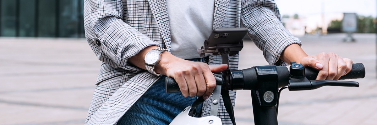 busbi-e-scooter-mobile-phone-holder-lifestyle-urban-banner-2