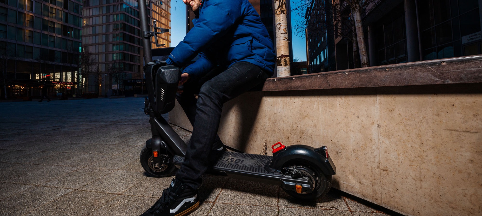 busbi-hornet-e-scooter-accessories-lifestyle