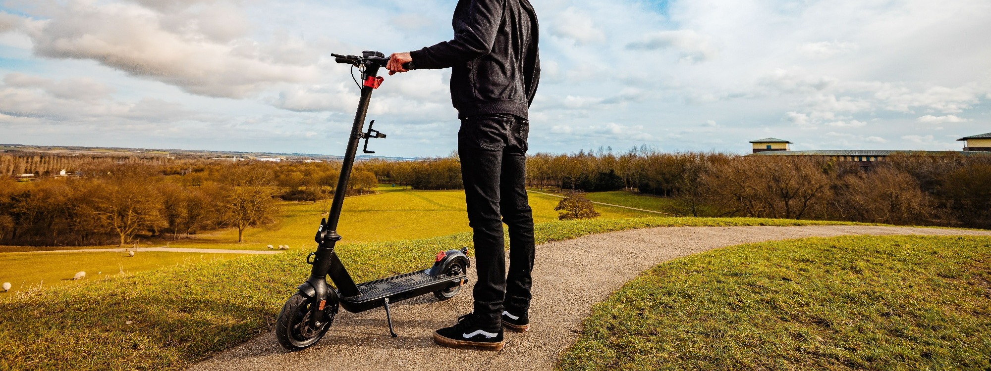 busbi-hornet-lifestyle-path-countryside-1-4